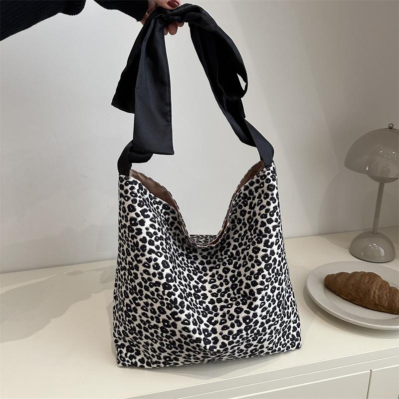 

Leopard print casual personalized bag women s fashion versatile shoulder messenger bag 2025 new large-capacity simple handbag
