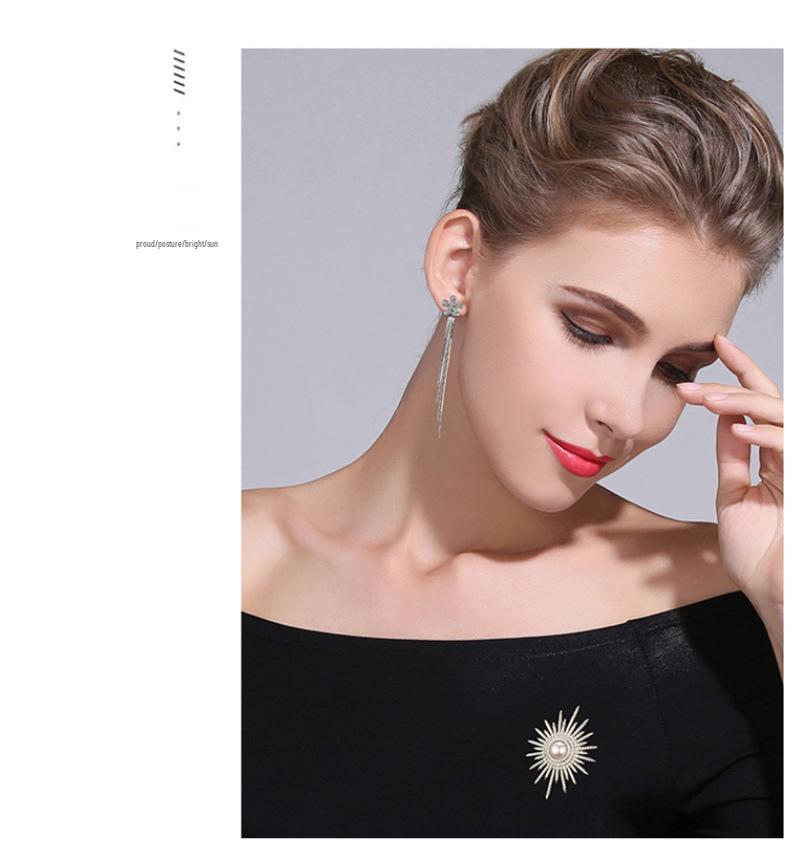 Shining Sunflower Brooch - High-End Fashion Diamond Accent Pin for Sweaters, Cardigans, and Suits