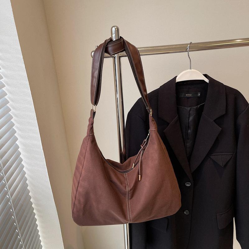 Large capacity retro bag women's 2025 winter new trendy niche design shoulder bag casual tote messenger bag