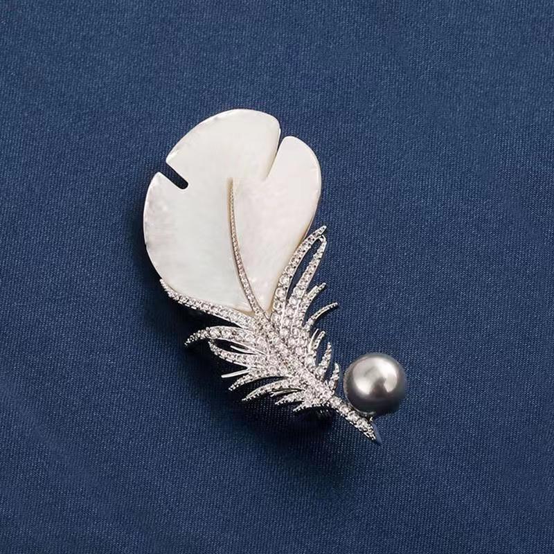 Fashion Crystal Shell Feather Brooch Pins For Women Luxury White Pearl Gold Color Party Wedding Gifts Clothing Accessories