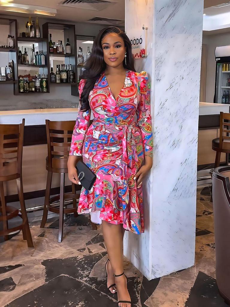 Elegantes Slim-Fit-Druckkleid mit langen Ärmeln und unregelmäßigem Saum für Frühling und Herbst