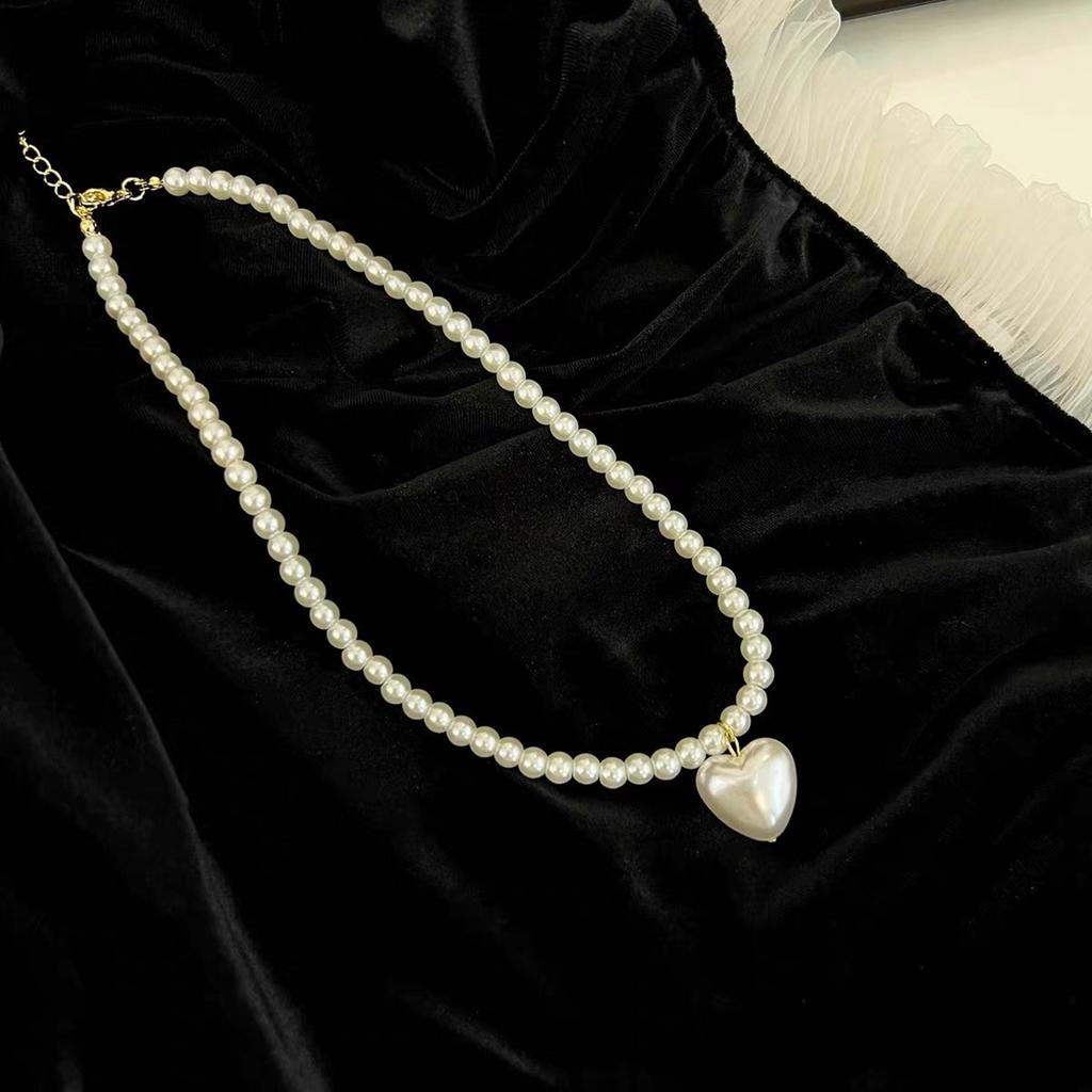 Elegant Heart Shaped Pendant Necklace Stylish Pearls Beaded Necklace with Love Heart Pendant for Gatherings Parties