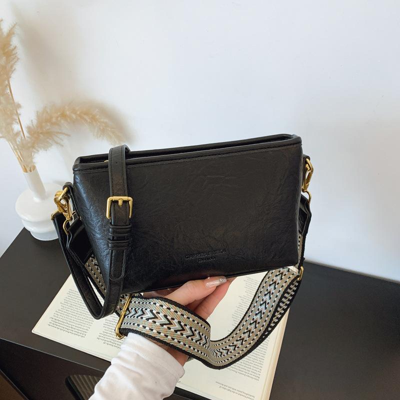 

Popular commuter shoulder bag women s new spring and summer versatile messenger bag wide shoulder strap small square bag чёрный