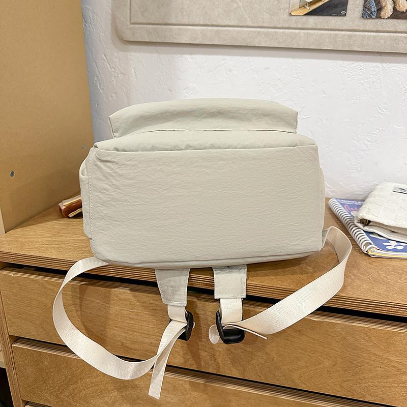 Simple Student Backpack with Large Capacity Multiple Pockets Casual and Lightweight Suitable for Daily and Student Use
