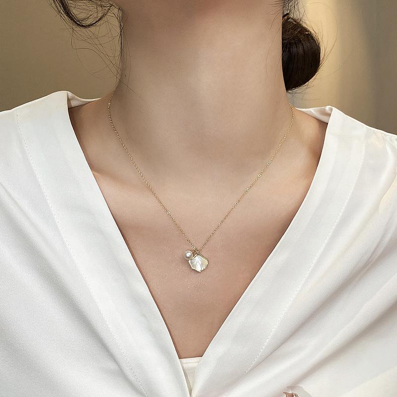Fritillary Pearl Shell Pendant Necklace Temperament High Sense Collarbone Chain Fashion Personalized Item