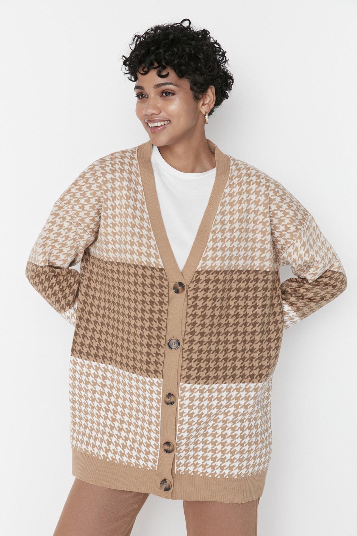 

Трикотажный кардиган цвета фуксии с V-образным вырезом и узором Crowbarn TCTAW23HI00002