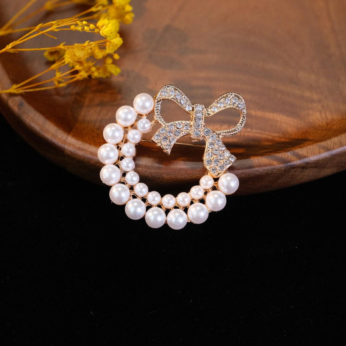 

Винтажная брошь-булавка с жемчугом, бантом и стразами