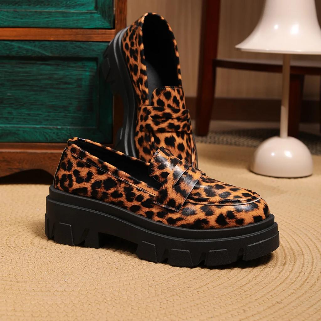 Sapatos Femininos Tamanho Grande Cano Baixo Estampa de Leopardo Estilo Britânico Solado Grosso Slip-on Mocassins de Couro Sapato Casual Confortável para Exterior