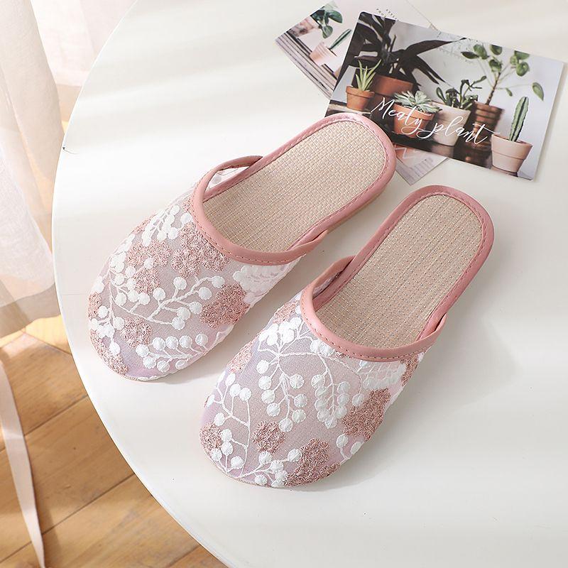 Sommer-Zehensandalen mit Zehenkappen und Halbschuhe für Damen, Tragen von Damensandalen und bestickte Damenschuhe