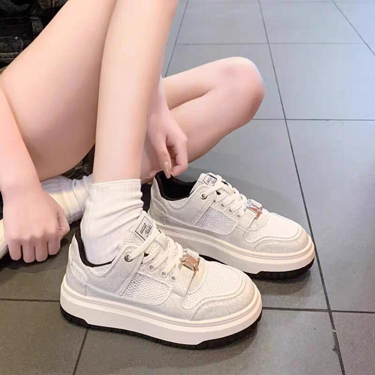 

Интернет знаменитости взрыв узор толстая подошва увеличивающая рост обувь для доски женская весна 2025 новая толстая подошва кожаная поверхность белые туфли повседневная спортивная обувь 40