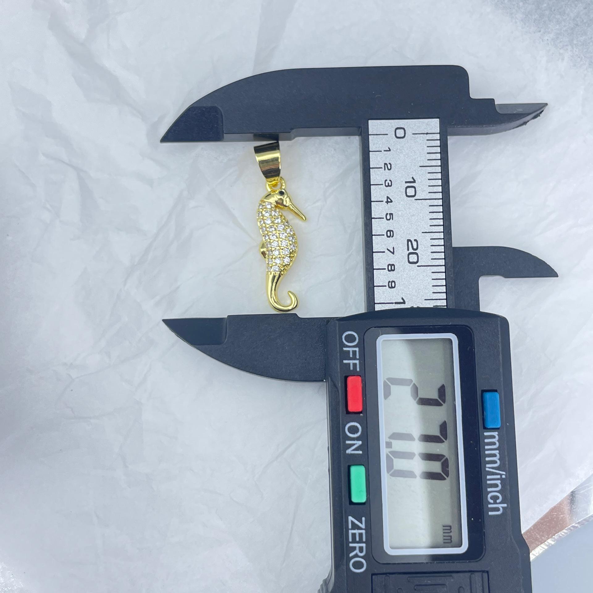 

Стильное женское ожерелье с подвеской в виде морского конька с бриллиантами, покрытое 18-каратным золотом z0227