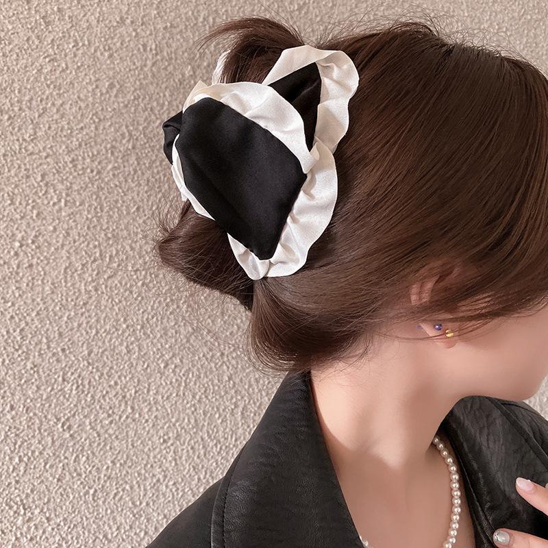 

Hepburn Wind Triangle Grab Clip Female 2025 Hairpin Back of Head Disc Hairpin Shark Clip Headgear