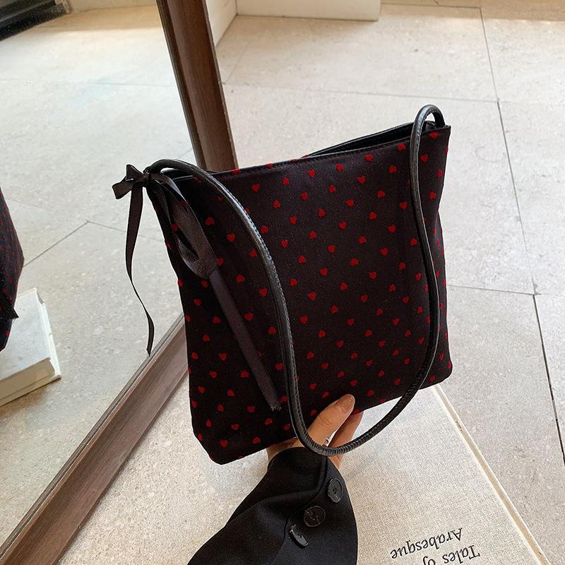 

2024 new foreign style one-shoulder armpit bag fashionable portable tote bag casual and beautiful foreign style niche bag women