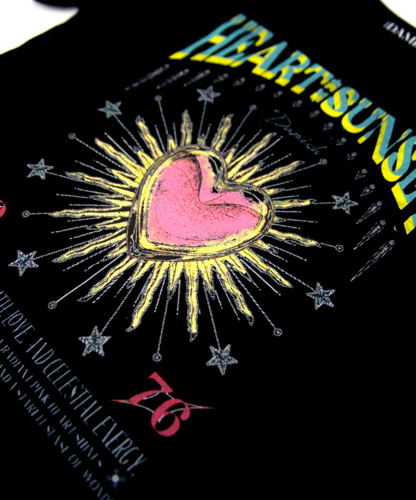 Damiswi Heart Sunset Graphic T-Shirt_Black
