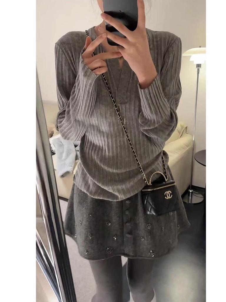 Winter 2025 Slim-Fit Graues Top & Bodycon Rock Set: Stilvoll, lässig, warm und trendig.