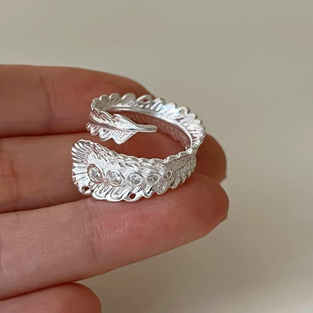 Elegant Feather Ring: Women's Versatile Open Fashion Statement for Index Finger, Stackable and Trendy Style.