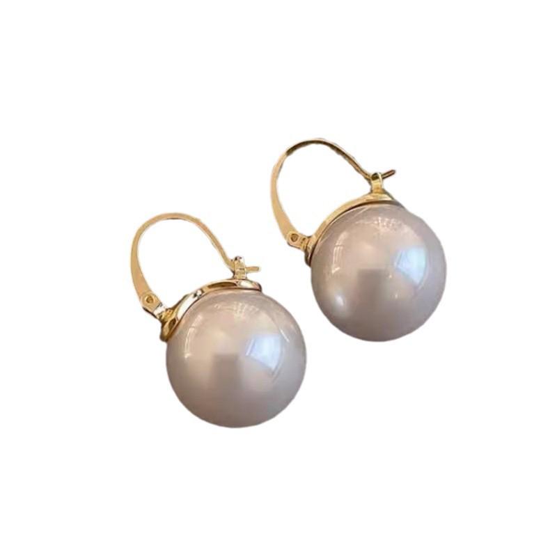 Pearl Earrings: Retro, High-End, Simple, Luxurious Design, Trendy.