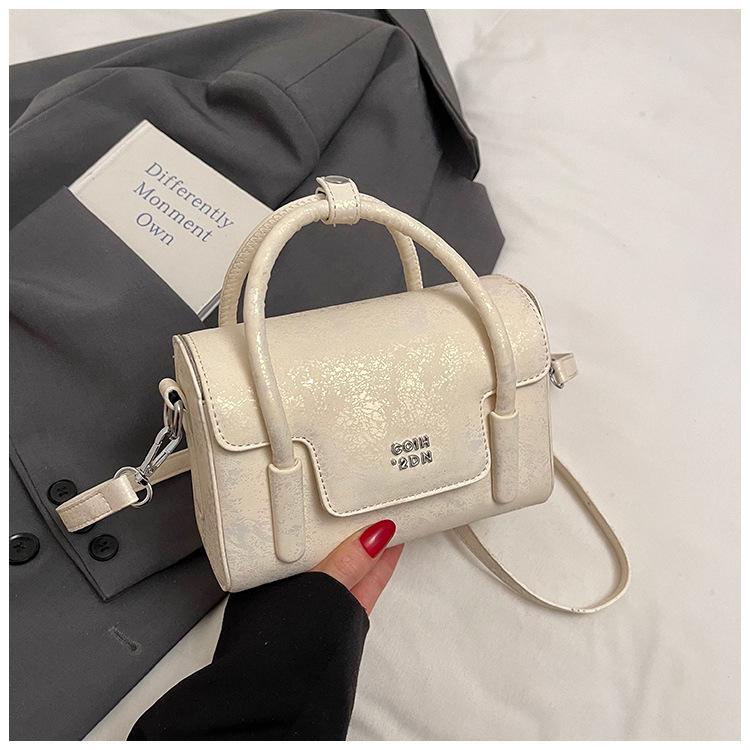 

Нишевая текстура простая портативная маленькая квадратная сумка женская сумка 2025 универсальная новая ретро иностранный стиль однотонная сумка на плечо/кроссбоди белый