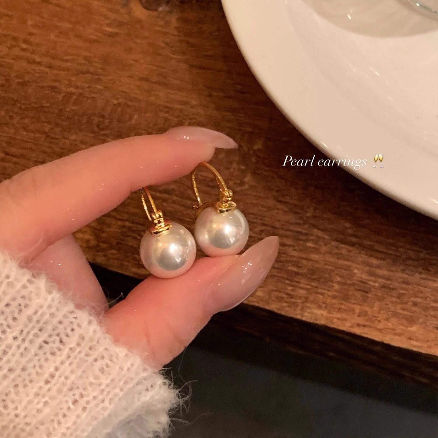 

Elegant daughter gold temperament pearl earrings, high-end earrings, ear buckles, unique, beautiful and beautiful earrings.