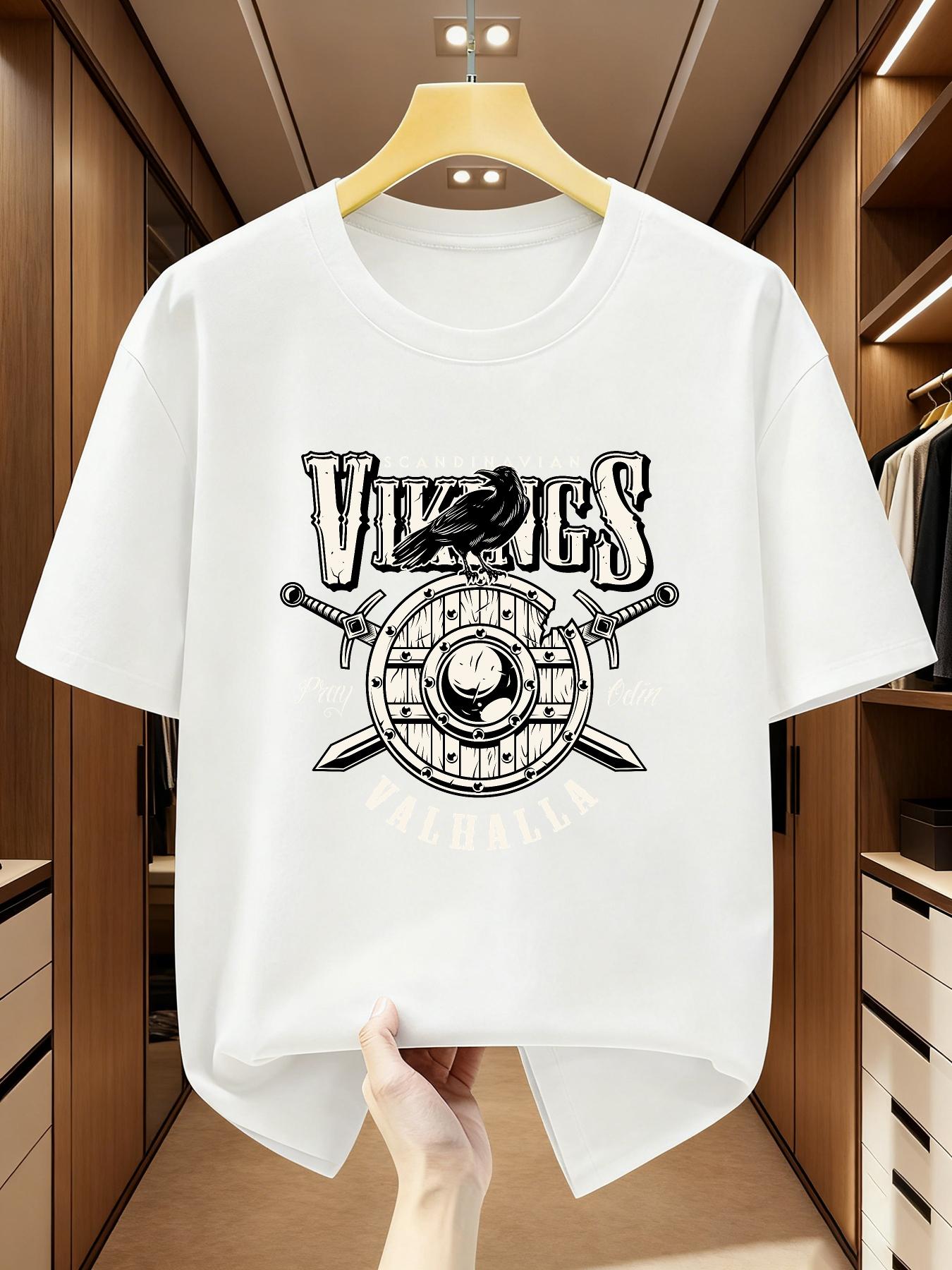 Мужская футболка «Дух викингов» Зал Севера Тема скандинавской истории Узор с викингом, щитом и вороном Повседневный стиль викингов Мужская одежда... S разноцветный