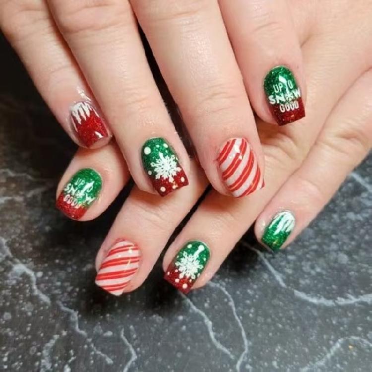 24Pcs Christmas Themed Press on Tips Scintillate Lined Striped Christmas Snowflake Design Short Square Artificial Nail Tips