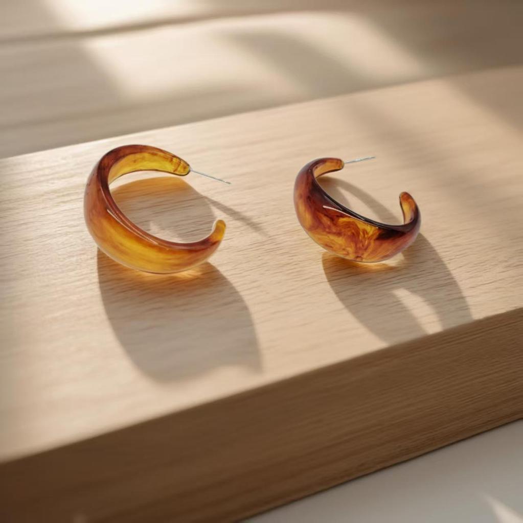 Retro Hong Kong C-Shaped Stud Earrings: Elegant, Fashionable, Exaggerated Jewelry for a Slimmer Face Look.