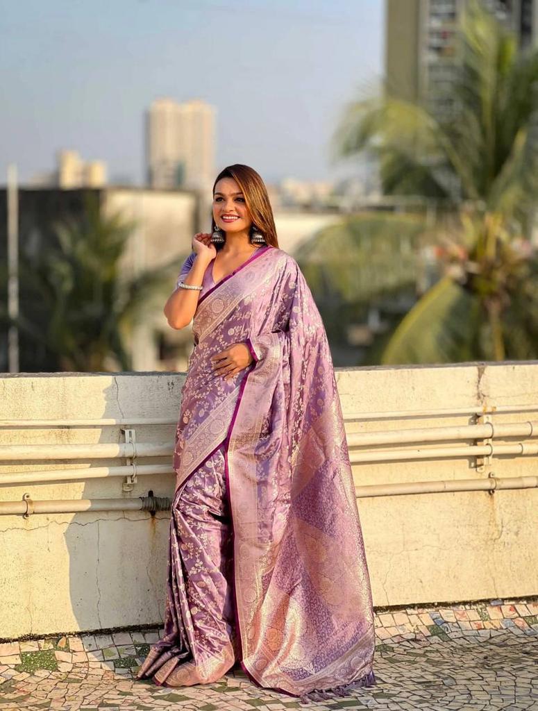 Beautiful rich pallu and jacquard work perfectly on the saree.
