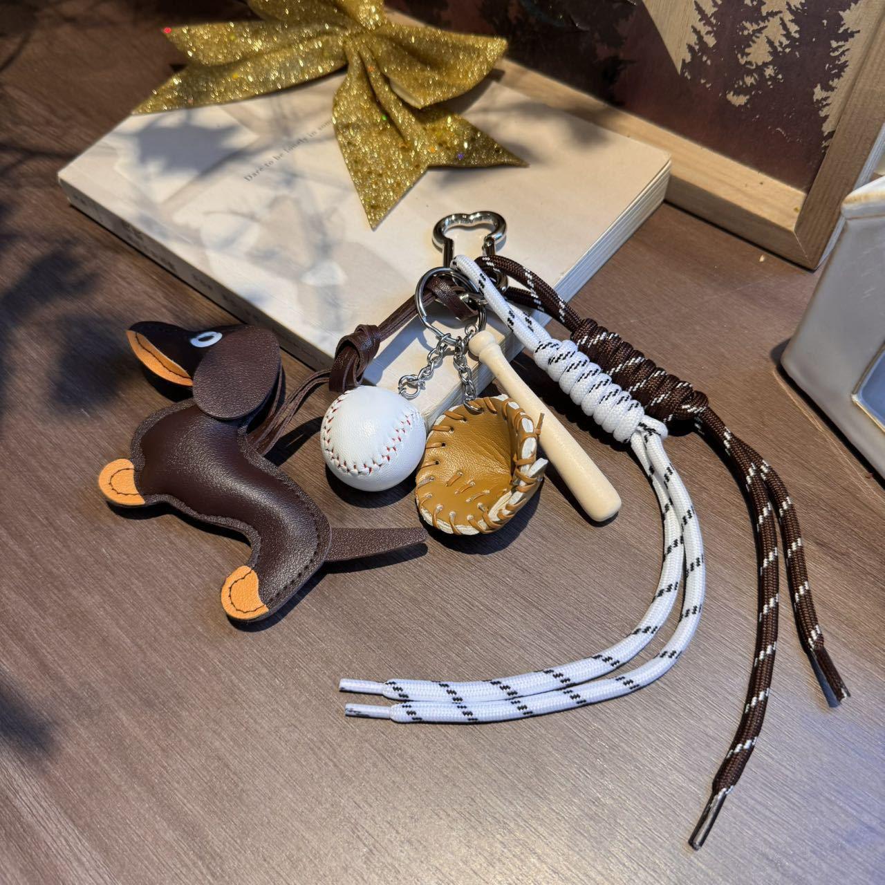 

Брелок для ключей ручной работы в виде таксы, шарм для сумки - осенне-зимний стиль Дондэмун Suitable for Pendant