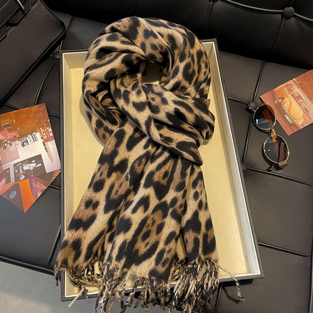 Sweet and Cool Retro Leopard Print Fringed Scarf Female New Millennial Spice Girl Style Autumn and Winter Thickened Skin-friendly Shawl Scarf