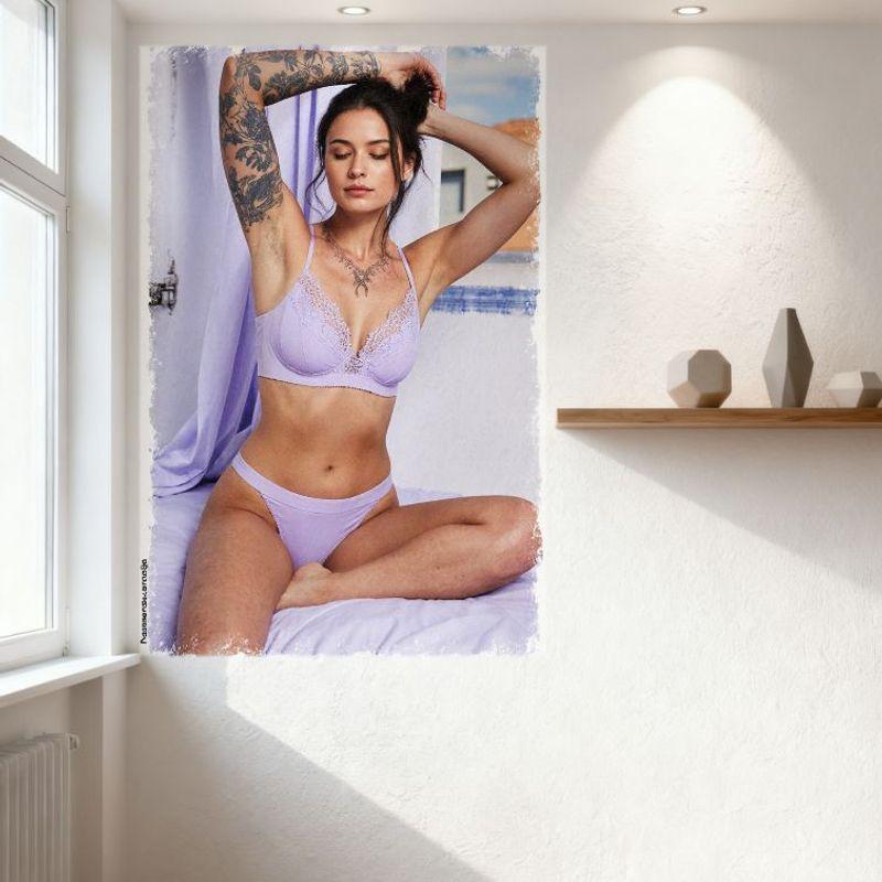 Sexy tätowierte Frau in lila Dessous Blechschild, Vintage Metallposter für Schlafzimmer Wanddekor, Hellviolette Laken & durchsichtiger Vorhang