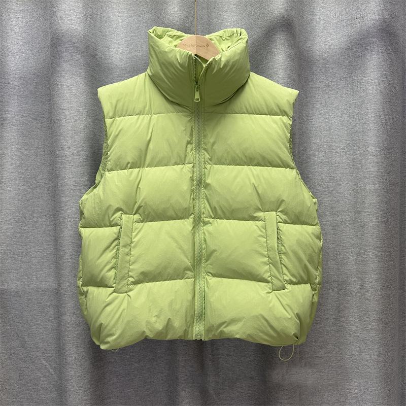 

Женская легкая термокуртка без рукавов на белом утином пуху с широкими карманами и свободным жилетом M зелёный