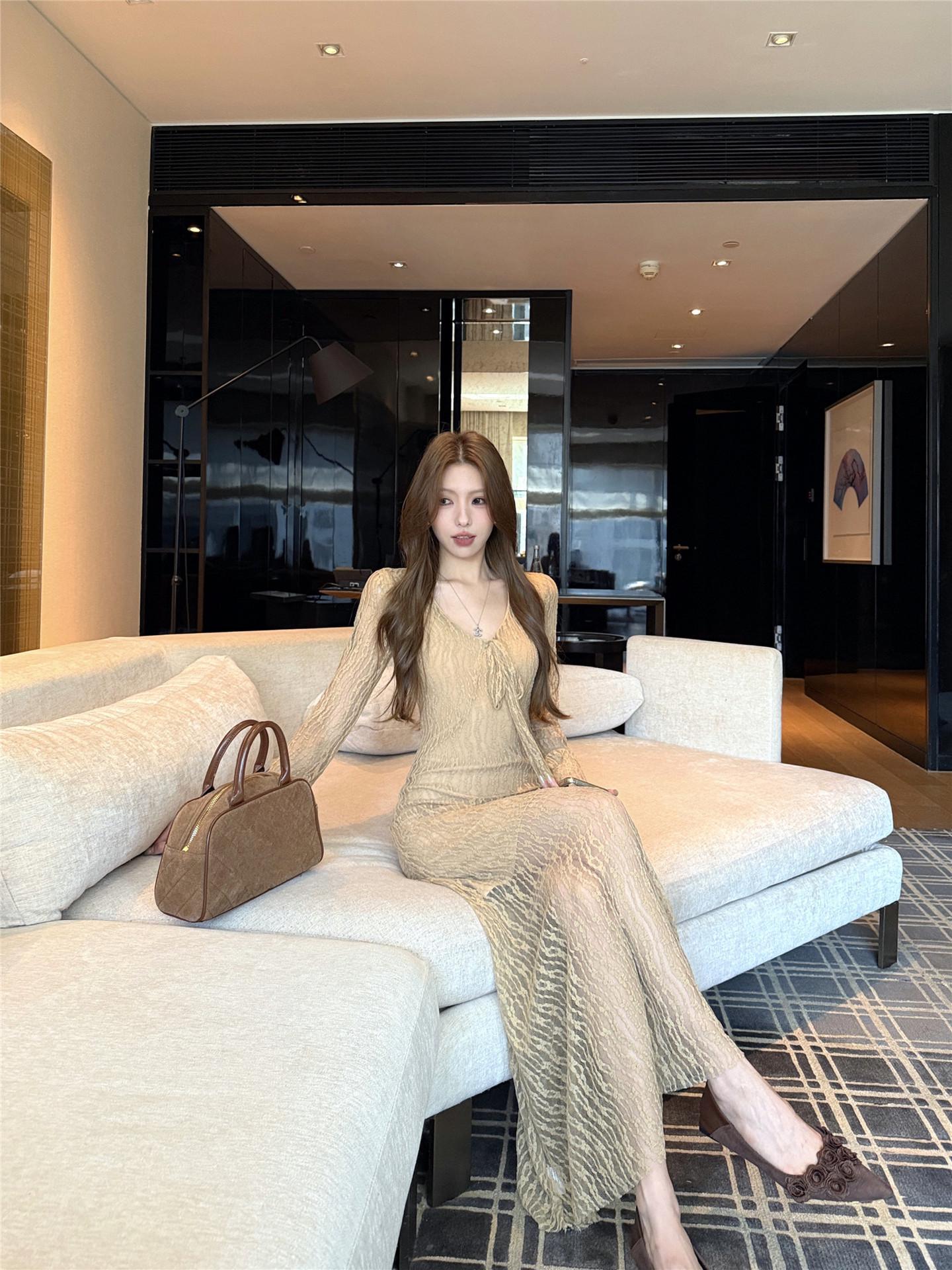 

Autumn 2025 French High-End V-Neck Lace Tie-Up Long Sleeve Slimming Dress for Women S хаки