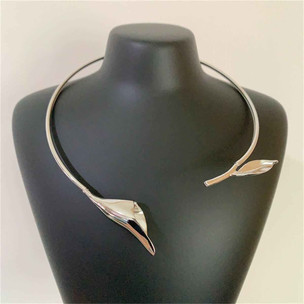 

Vintage Exaggerated Metal Flower Shaped Open Collar Choker Necklace for Women Exquisite Elegant Show Jewelry Party Accessories