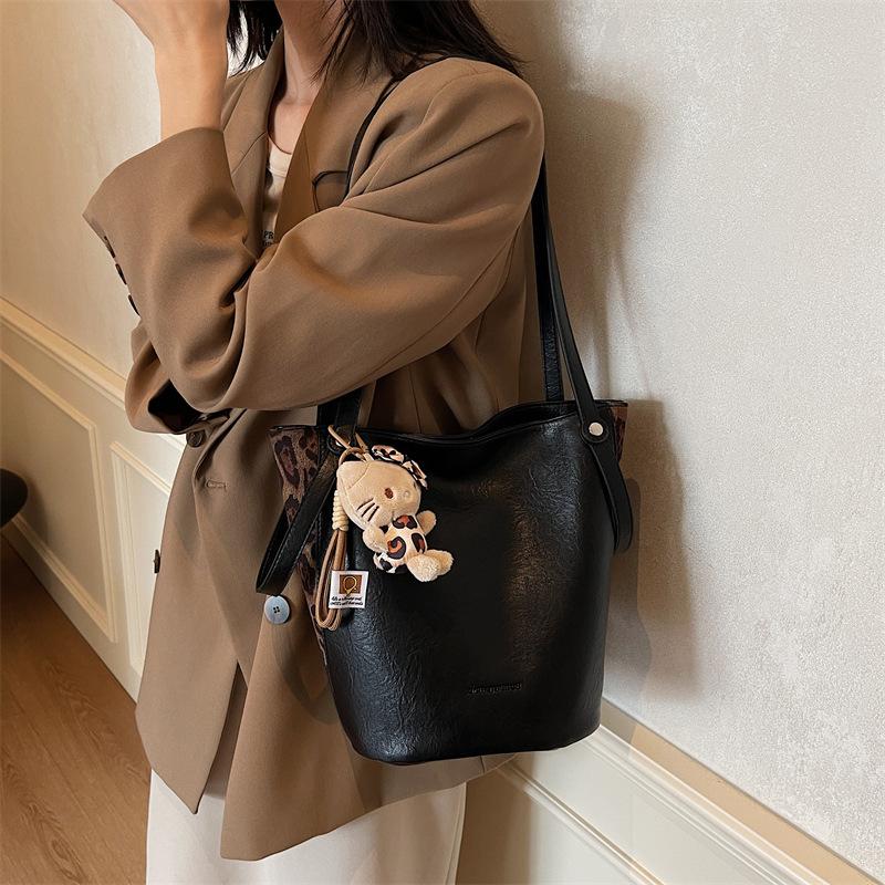 Fashion Bag Women's New Large-capacity Commuter Casual Versatile Shoulder Bag