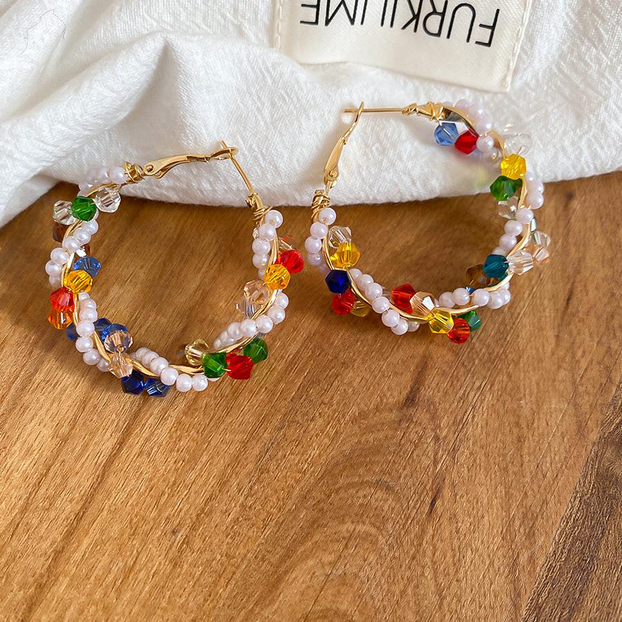 Высококачественные геометрические серебряные серьги-кольца с разноцветными стеклянными бусинами и имитацией жемчуга
