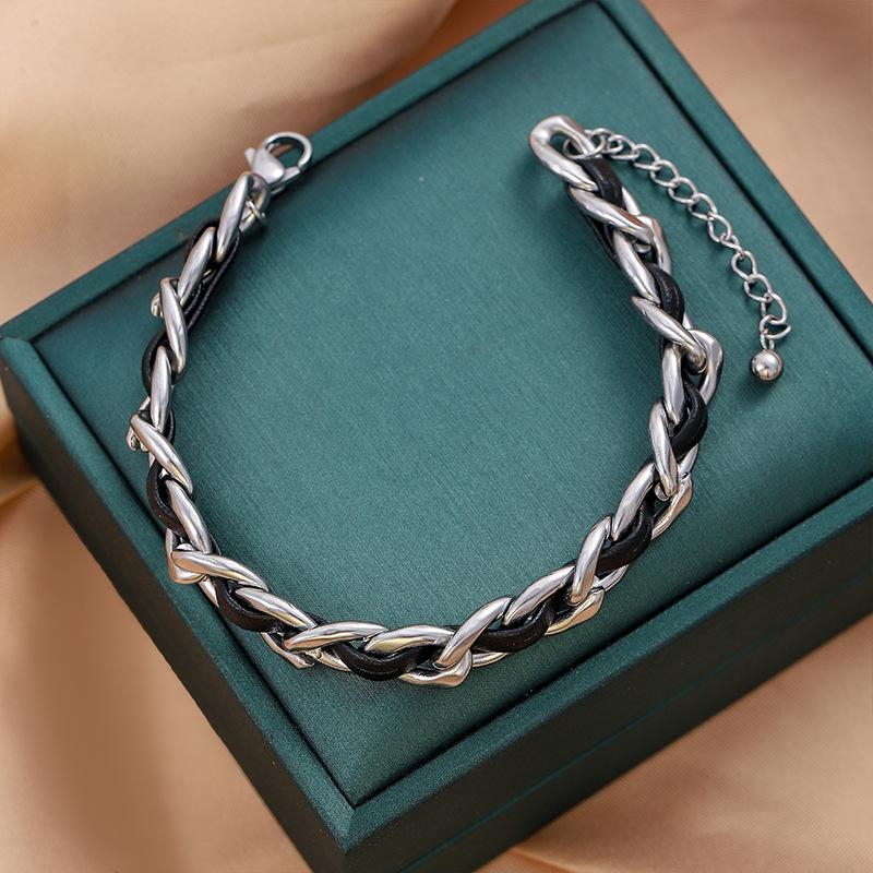 

Элегантный женский браслет из титановой стали - Стильный, Высококлассный дизайн, Легкая роскошь, Универсальный модный аксессуар