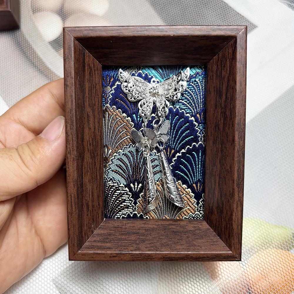 Фоторамка из парчи с изображением серебряной сун Мяо: Сувенир культурного наследия