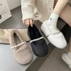 Nowe wykwintne damskie buty na wiosnę i jesień z perłami, miękką podeszwą i futerkiem, modny trend, codzienne płaskie buty