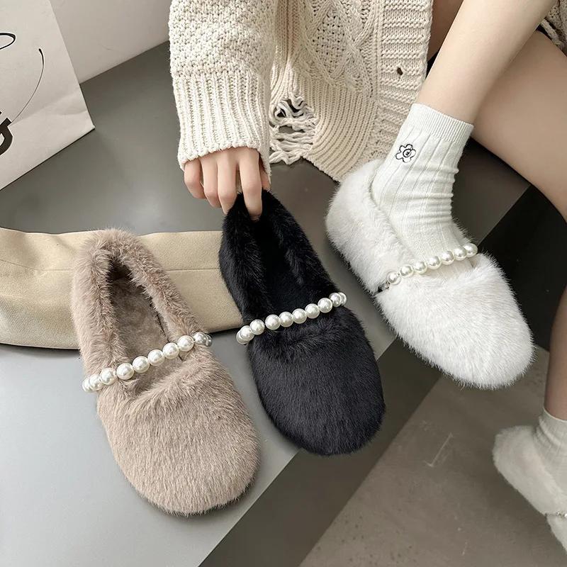 Nowe wykwintne damskie buty na wiosnę i jesień z perłami, miękką podeszwą i futerkiem, modny trend, codzienne płaskie buty