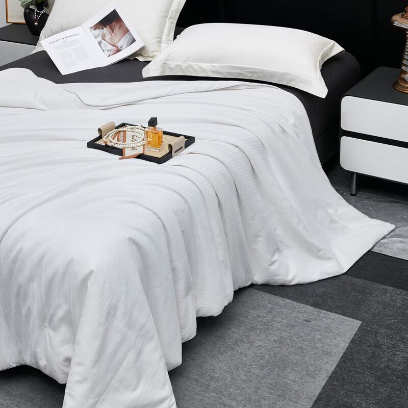 PLAYBOY Tussah Silk All-Season Quilt