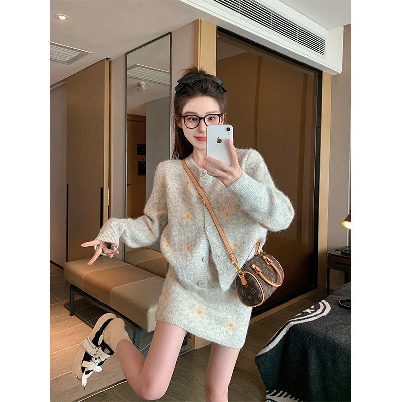 

Женский вязаный костюм-двойка - Модный и омолаживающий комплект на осень/зиму 2025 Small