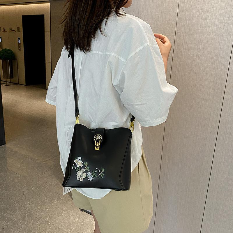 One-shoulder Messenger Bag Women's Large-capacity Bucket Bag Chinese Style Embroidery Contrasting Colors Casual Commuting Autumn New Bag Women