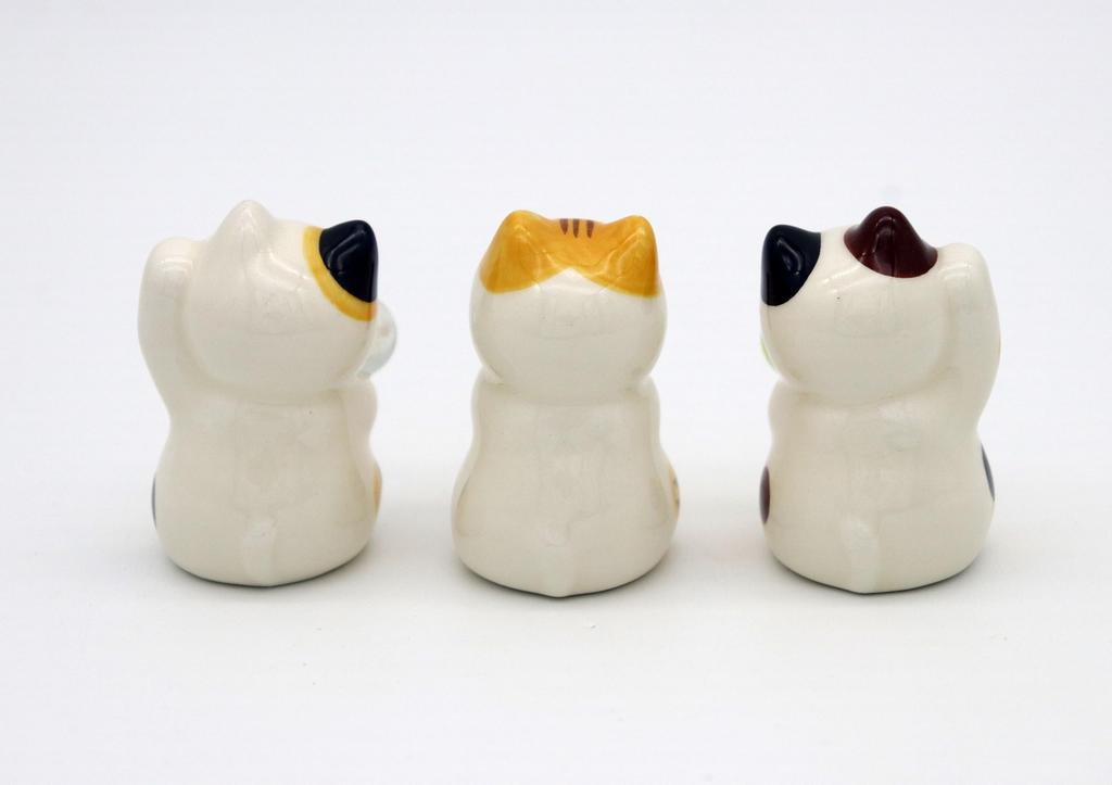 Yakushi Kiln Maneki-neko Ausstellungsset (24 Stück) mit Saitama Mochi (mit viel Glück Aufklebern)
