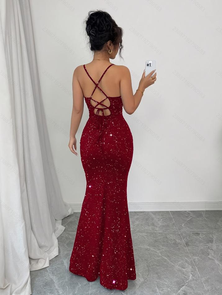 Rotes Schlankes Paillettenkleid mit Spaghettiträgern: Figurschmeichelndes Abendkleid für Partys