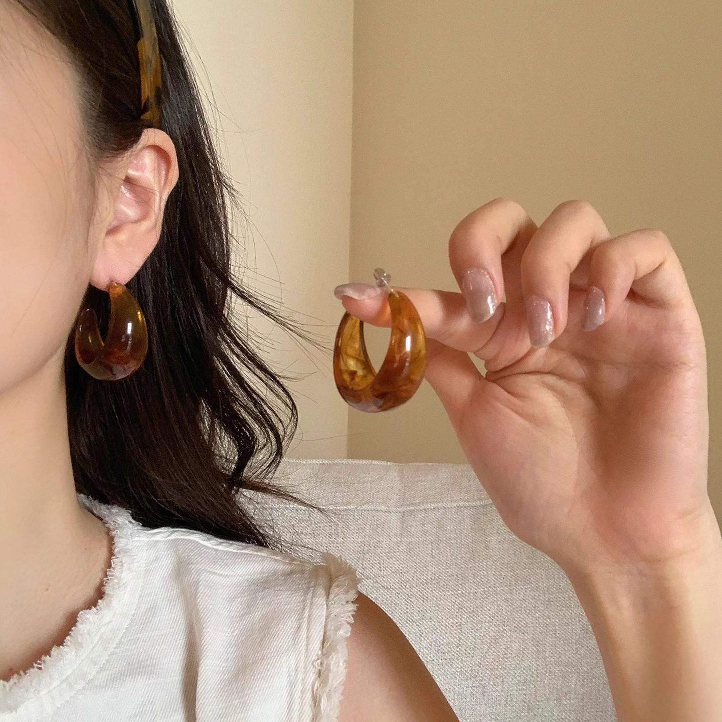 Серьги-гвоздики с кольцом Майяра из янтаря, женские, в оригинальном дизайне, серьги, подчеркивающие темперамент.