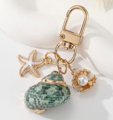 Натуральный асимметричный брелок-подвеска из ракушки One Size