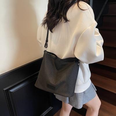 Niche Portable Bucket Bag Women's New Fashion Shoulder Bag Daily Commuter Messenger Bag