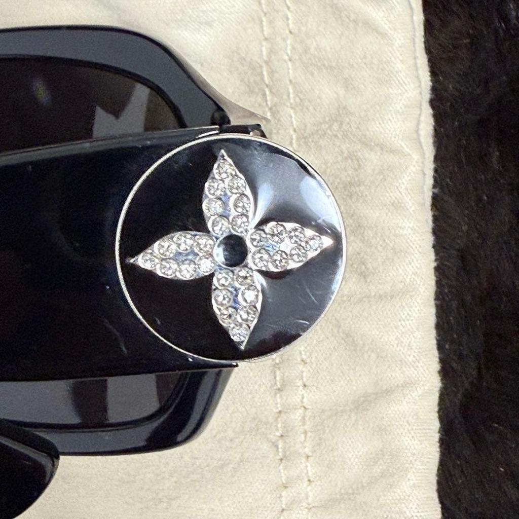 Used LOUIS VUITTON BLACK SUNGLASSES