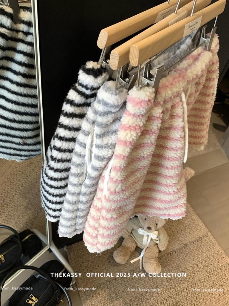 Rosa gestreifte Woll-Wintershorts für Damen mit Spitzenbesatz – hoher Bund, gerades Bein, A-Linien-Schnitt
