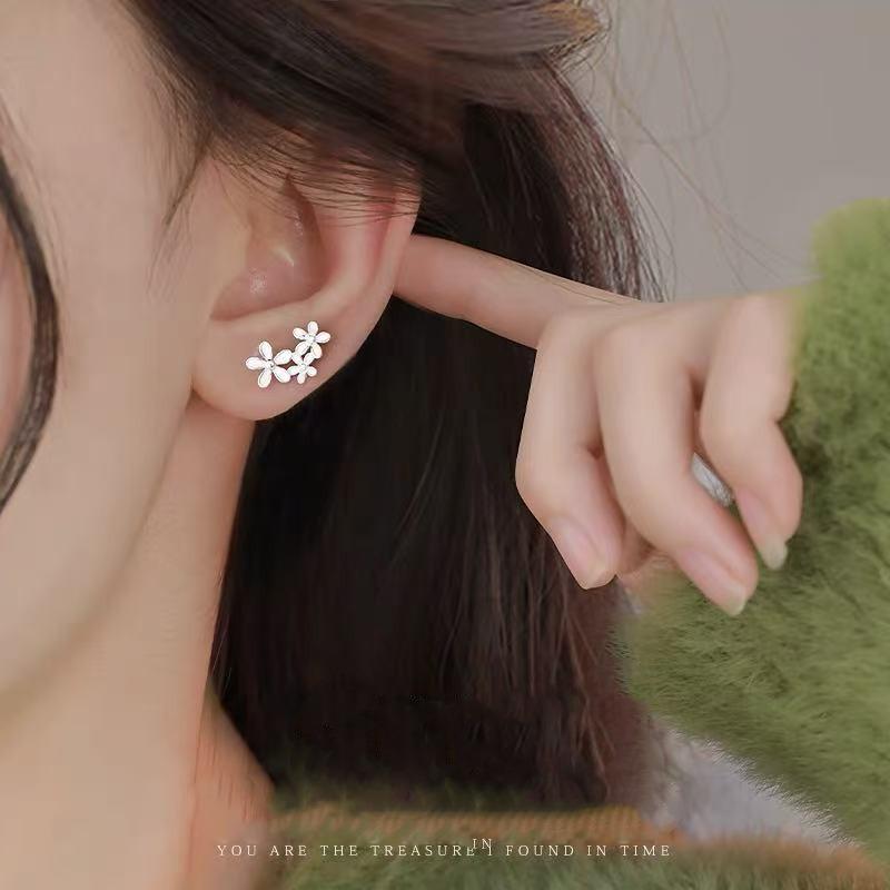 Raising Ear Holes, Small Stud Earrings for Women, Simple, Sweet, Small and Fresh Earrings, Niche Design, Versatile Earrings